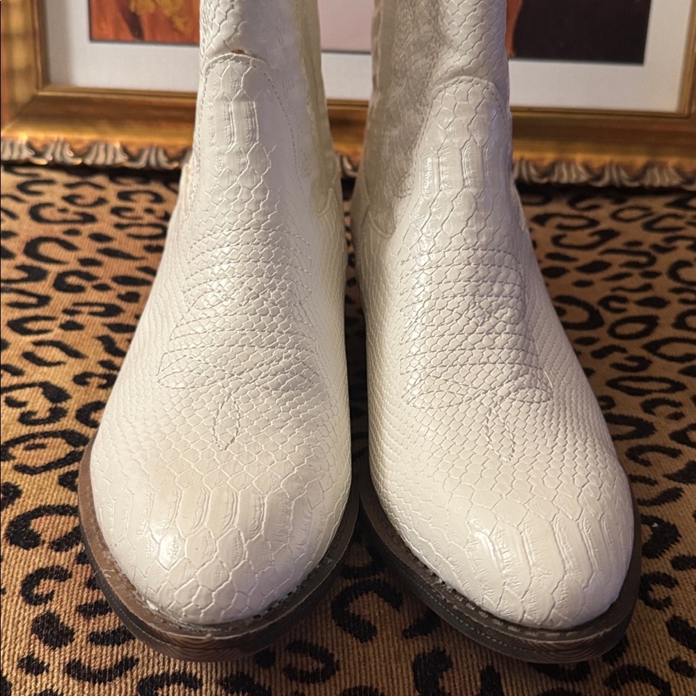 Coconuts By Matisse Women’s Derringer White Snake Boots Size 10M US - Picture 2 of 7